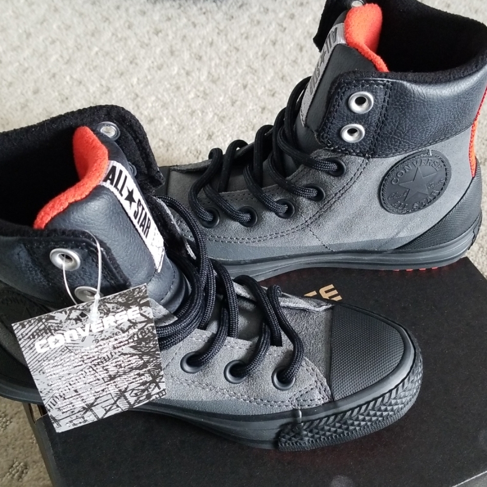 NIB • Converse Kids HiTop • sz 1